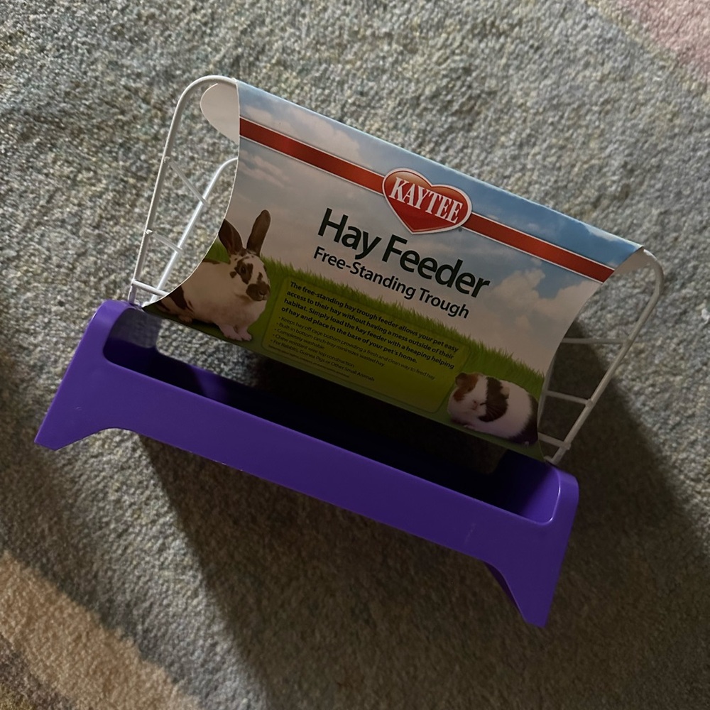 Freestanding hay feeder